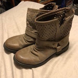 Roxy taupe leather ankle boots
